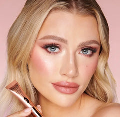 مجموعة شارلوت تيلبوري بيلو توك أيقونية للشفاه والخدود
 حديث الوسادة الأصلي