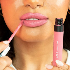 مثبت الشفاه السائل مو