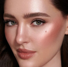 مجموعة شارلوت تيلبوري بيلو توك أيقونية للشفاه والخدود
 حديث الوسادة المتوسط