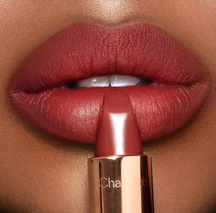 أحمر شفاه طويل الأمد من Charlotte Tilbury Matte Revolution (عينة صغيرة الحجم)
