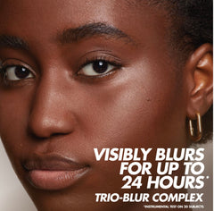 بودرة أساس مطفية عالية الدقة من ميك أب فور إيفر، مخملية غير قابلة للكشف، تدوم طويلاً، غير لامعة